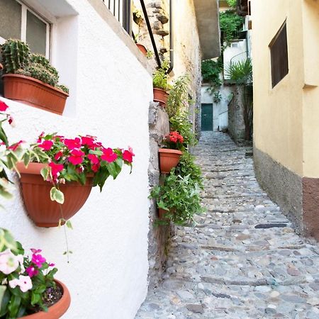 Charming Moment Di Villa Porta - Borgo Antico Luino Exterior photo