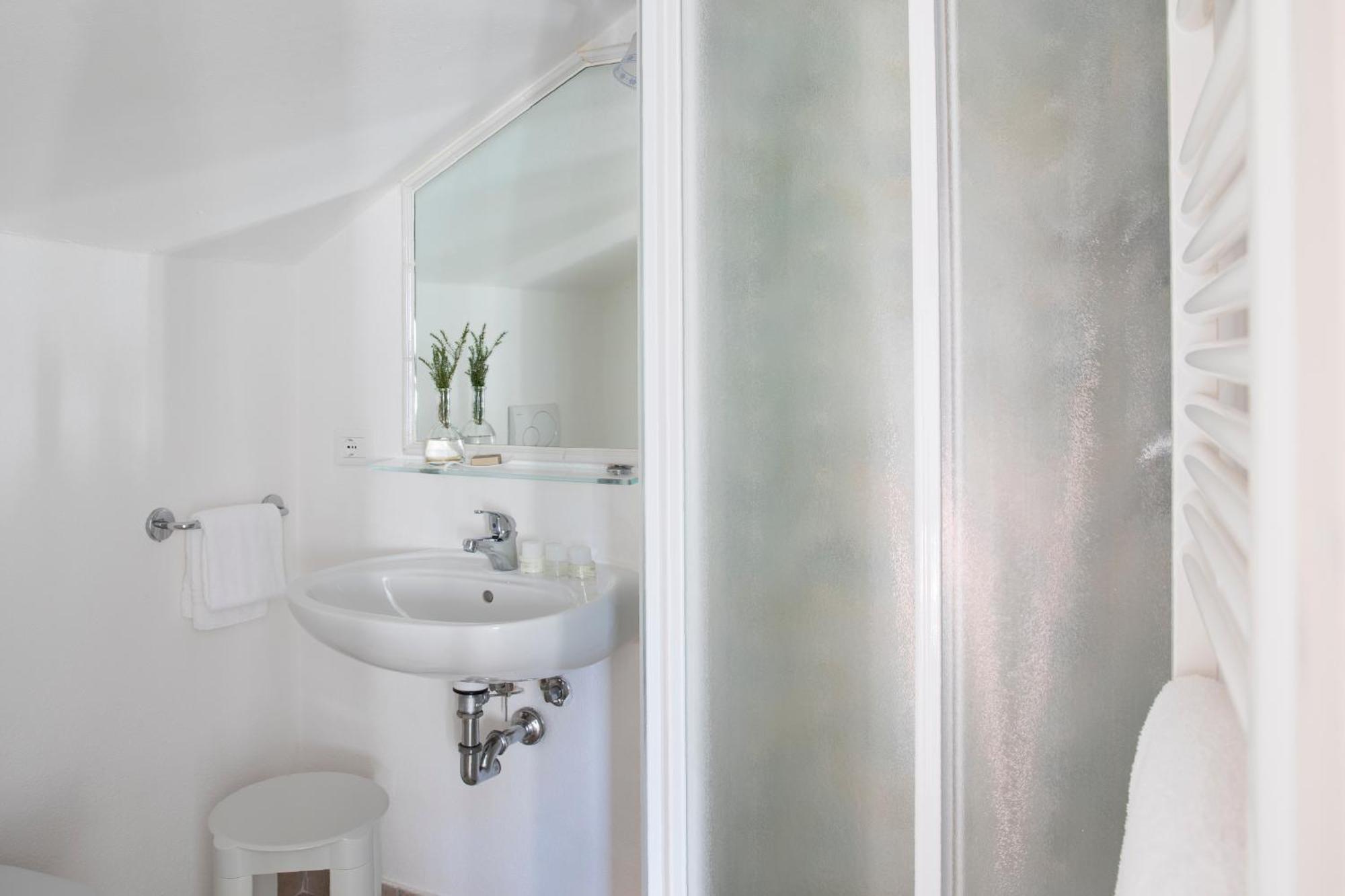 Charming Moment Di Villa Porta - Borgo Antico Luino Exterior photo