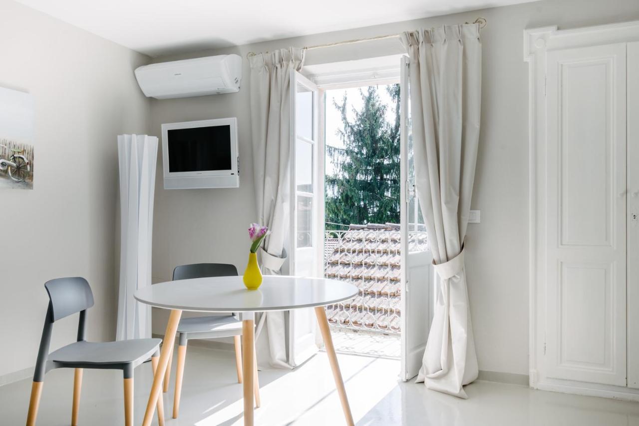 Charming Moment Di Villa Porta - Borgo Antico Luino Exterior photo